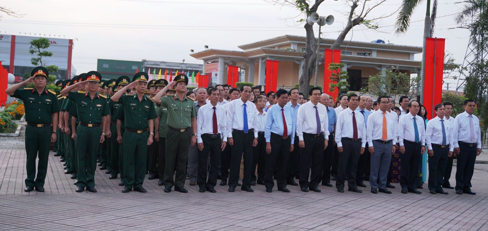 Long An viếng Nghĩa trang liệt sĩ tỉnh mừng Đảng quang vinh - mừng Xuân Canh Tý 2020