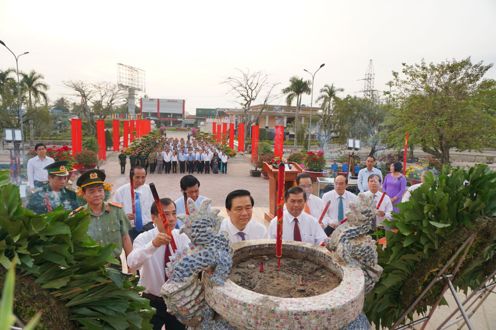 Long An viếng Nghĩa trang liệt sĩ tỉnh mừng Đảng quang vinh - mừng Xuân Canh Tý 2020