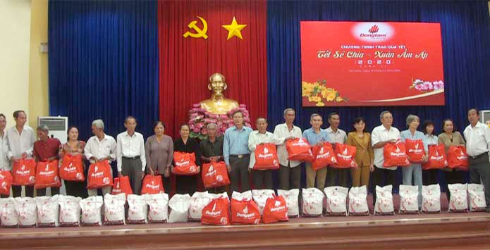 Cần Giuộc trao quà tết cho gia đình chính sách, hộ có hoàn cảnh khó khăn, nạn nhân chất độc da cam/đioxin