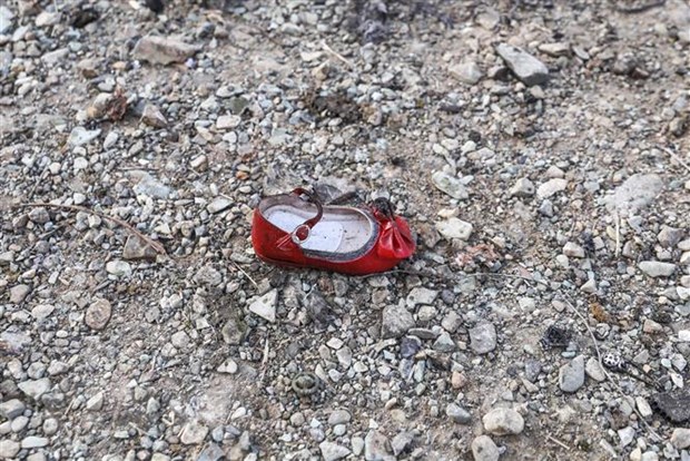Chiếc giày bé gái tại hiện trường vụ rơi máy bay của hãng hàng không quốc tế Ukraine gần sân bay Imam Khomeini, Tehran, Iran. (Ảnh: AFP/TTXVN)