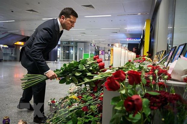 Tổng thống Ukraine Volodymyr Zelensky đặt hoa tưởng niệm các nạn nhân vụ máy bay của Hãng hàng không quốc tế Ukraine rơi tại Tehran (Iran), ở ngoại ô thủ đô Kiev ngày 9/1/2020. (Nguồn: AFP/TTXVN)