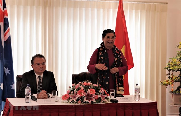 Standing Vice Chairwoman of the Vietnamese National Assembly Tong Thi Phong calls at the Vietnamese Embassy in Canberra and meets with representatives of the Vietnamese community in Australia (Photo: VNA)