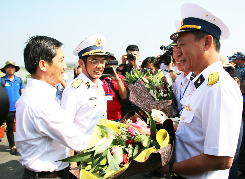 Chuẩn đô đốc Phạm Khắc Lượng - Tư lệnh Vùng 2 Hải quân, trực tiếp giao nhiệm vụ, tặng hoa cho 2 trưởng đoàn và chúc đoàn công tác hoàn thành tốt nhiệm vụ