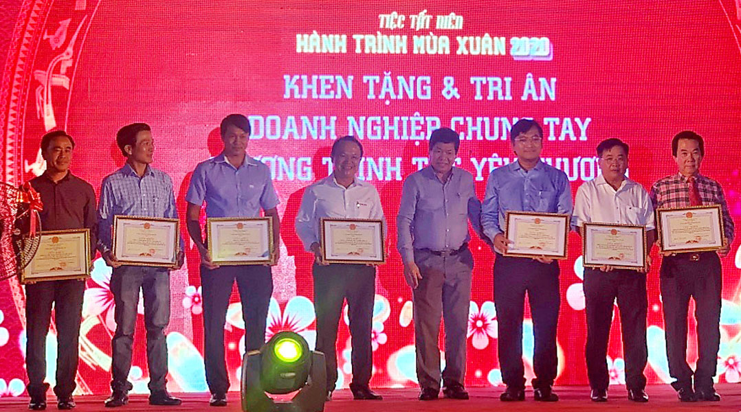 Chủ tịch UBND huyện Bến Lức - Trần Văn Tươi trao giấy khen cho các doanh nghiệp chung tay chương trình “Xuân yêu thương”