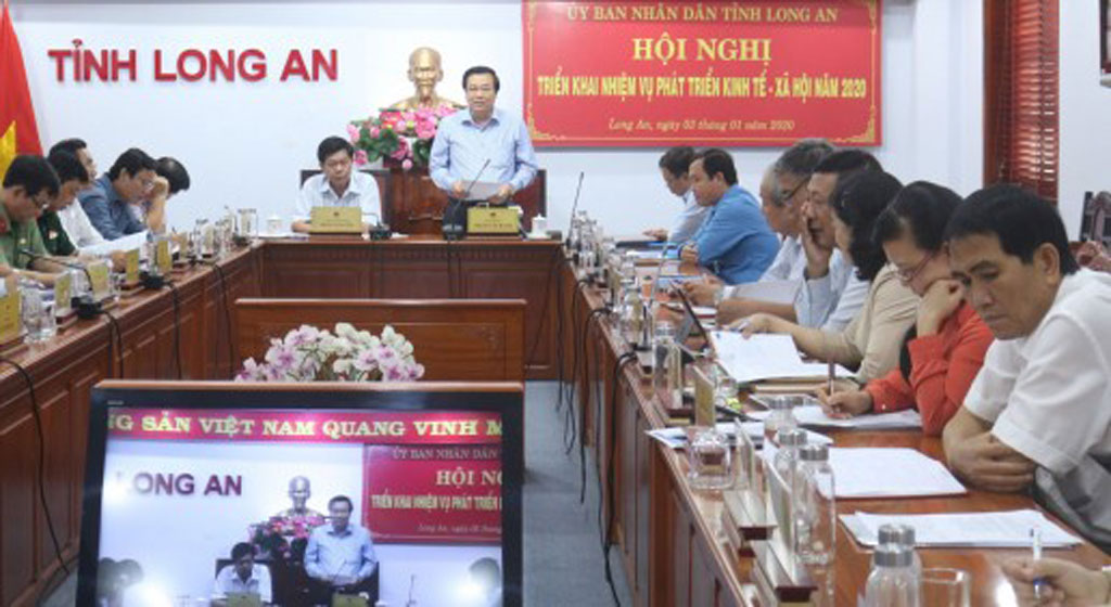 Secretary of the Provincial Party Committee, Chairman of the Provincial People's Council - Pham Van Ranh asks the provincial People's Committee, departments, branches and localities to strive, perform the socio-economic development tasks set out in 2020 drastically and effectively