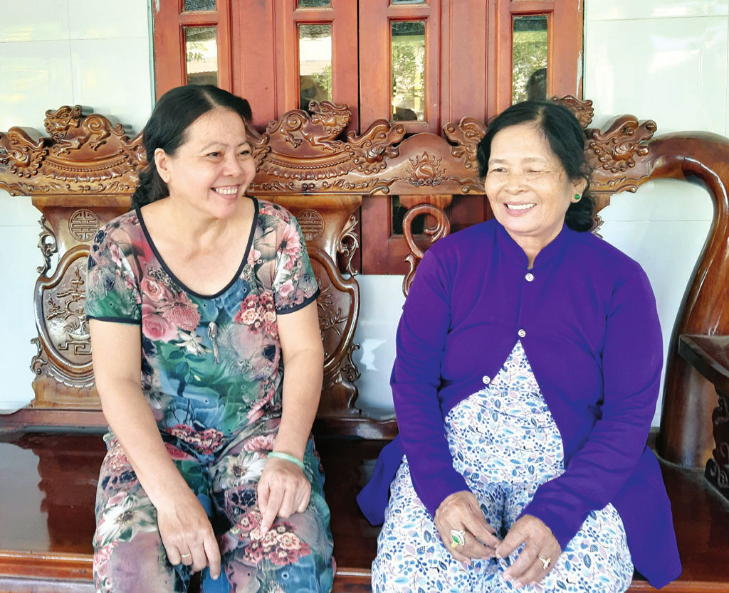 Ngoài công việc làm ăn, bà Trần Thị Keo (bìa phải) thường dành thời gian tìm hiểu những hoàn cảnh khó khăn để hỗ trợ họ vươn lên trong cuộc sống