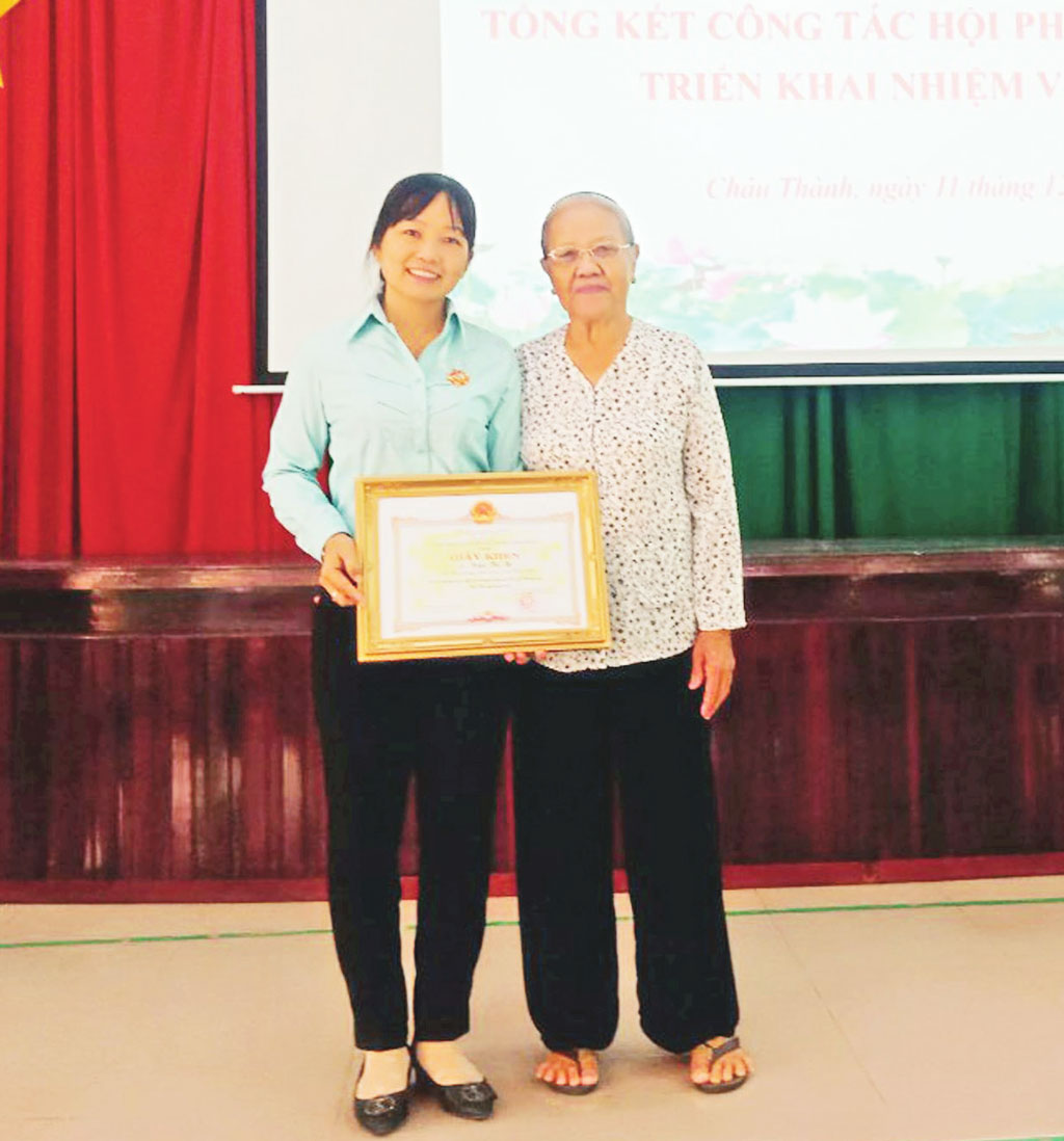 Bà Trần Thị Be nhận giấy khen của Chủ tịch UBND huyện Châu Thành vì có nhiều đóng góp cho công tác xã hội