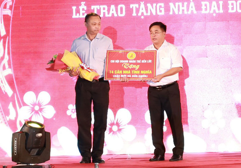 Chủ tịch Chi hội Doanh nhân trẻ Huyện Bến Lức – Võ Thanh Tú trao bảng tượng trưng 14 căn nhà tình nghĩa cho huyện Bến Lức