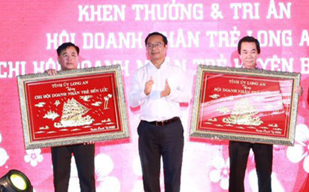 Phó Bí thư Thường trực Tỉnh ủy - Nguyễn Văn Được trao quà tri ân cho Hội Doanh nhân trẻ tỉnh Long An và Chi Hội Doanh nhân trẻ Bến Lức