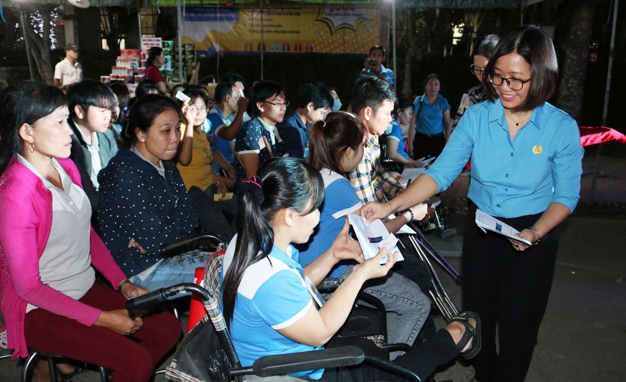 Phó Chủ tịch Liên đoàn Lao động Long An - Phạm Thị Quyên tặng quà cho công nhân lao động tại Khu Công nghiệp Cầu Tràm 