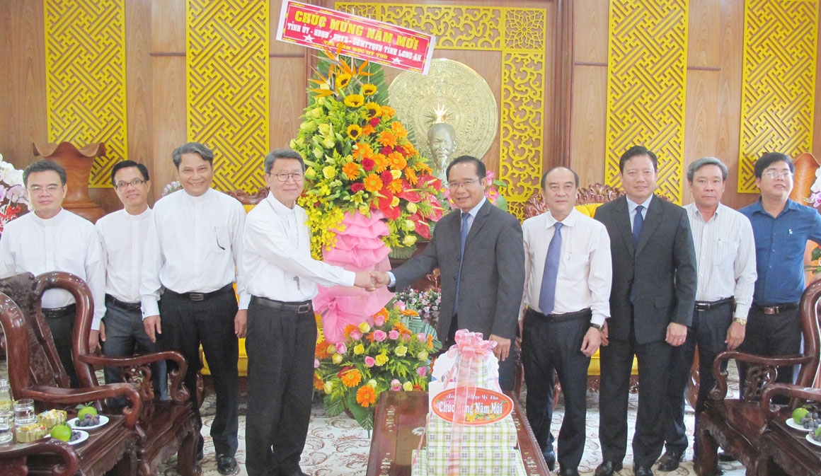 Giám mục Nguyễn Văn Khảm đại diện Tòa giám mục Mỹ Tho đến chúc tết Tỉnh ủy Long An