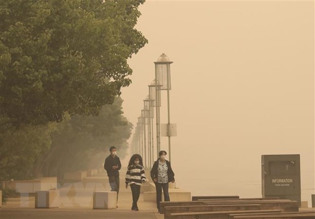 Khói mù từ các đám cháy rừng bao phủ thủ đô Canberra, Australia. (Ảnh: THX/TTXVN)