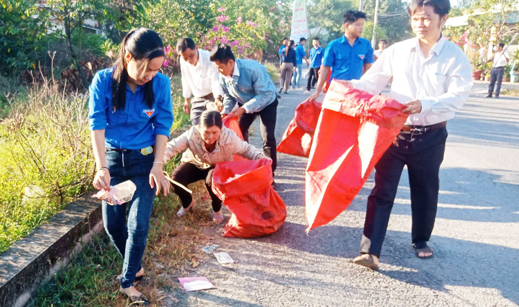 Ra quân nhặt rác trên đường