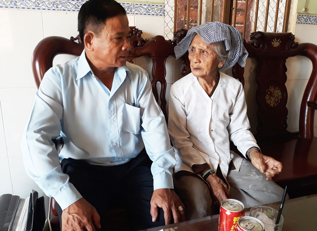 Ngày cao tuổi, chút niềm vui của bà Hoa là được địa phương đến thăm, chúc Tết (Trong ảnh: Phó Chủ tịch UBND xã Long Định - Hồ Văn Cơ đến thăm bà Hoa)