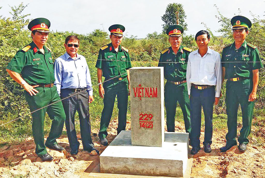 Đội phân giới cắm mốc số 7 tỉnh Long An và Đội phân giới cắm mốc số 2 Vương quốc Campuchia xác định vị trí (Ảnh: Thanh Chương)