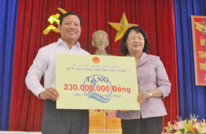 Phó Chủ tịch nước - Đặng Ngọc Thịnh trao bảng tượng trương 230 triệu đồng giúp đỡ trẻ em có hoàn cảnh đặc biệt khó khăn nhân dịp Tết Canh Tý 2020