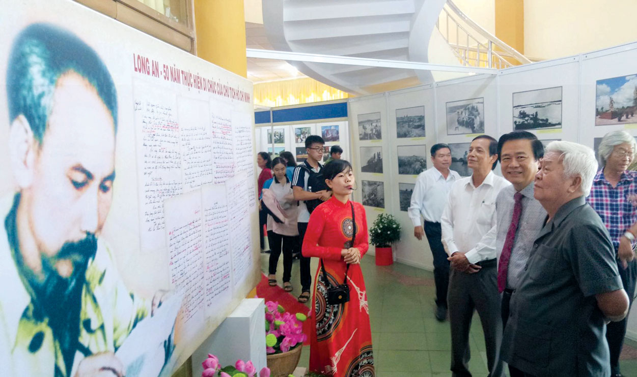 Ðại biểu tham quan Triển lãm ảnh “Long An - 50 năm thực hiện Di chúc của Chủ tịch Hồ Chí Minh