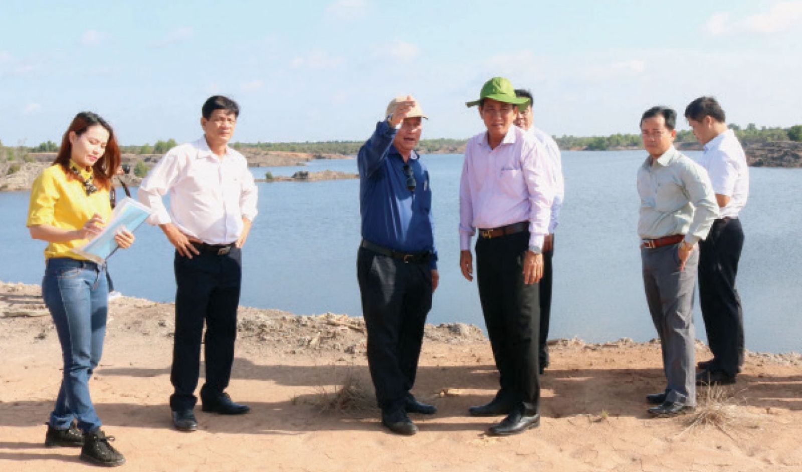 Phó Chủ tịch HĐND tỉnh - Nguyễn Thanh Cang (thứ 4, trái qua) giám sát dự án ở huyện Thủ Thừa. Ảnh: Thanh Mỹ
