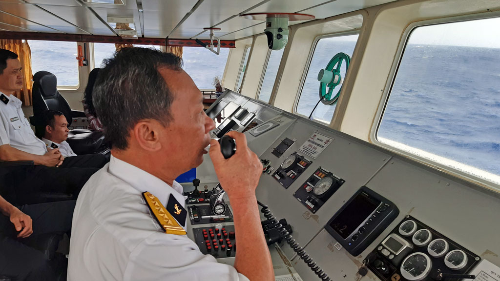 Due to not reaching the rig, officers and soldiers wish Tet via radios