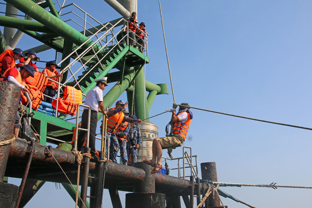 Only DK1/10 rig house is reached by the mission by wire to directly visit and wish the officials and soldiers a happy Tet