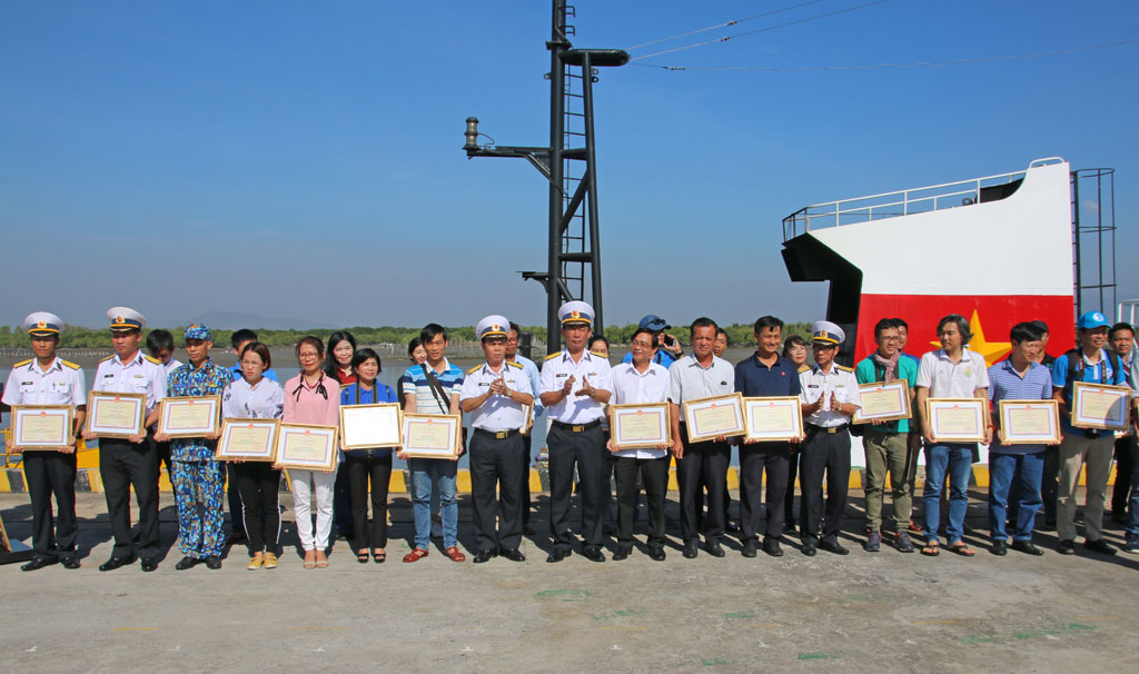 The members of the delegation are rewarded for their achievements after the mission by the Navy Command Region 2