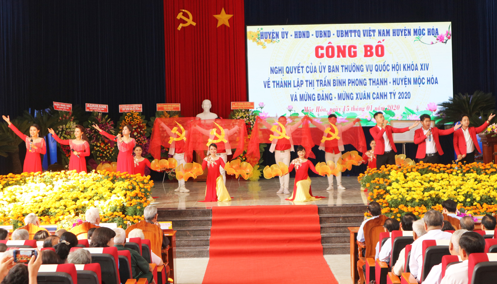 Binh Phong Thanh commune-level town of Moc Hoa district established Arts performance to welcome the meeting