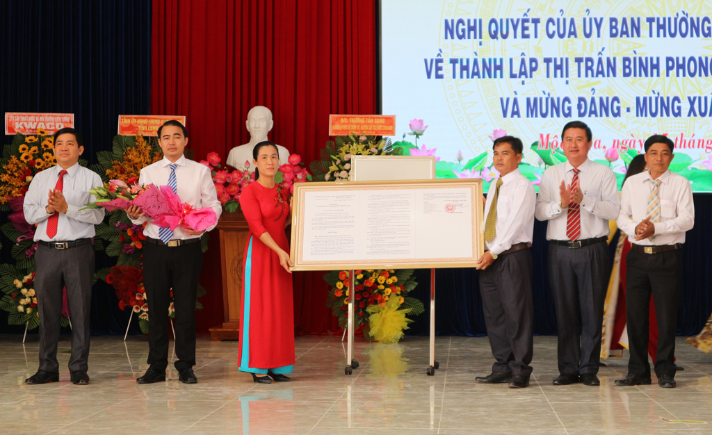 Binh Phong Thanh commune-level town of Moc Hoa district established District leaders hand over the Resolution on establishing Binh Phong Thanh town