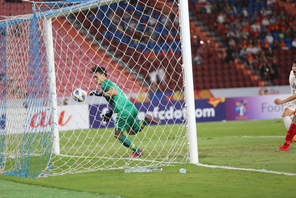 Thủ môn Tiến Dũng mắc sai lầm tạo cơ hội cho U23 Triều Tiên gỡ hòa 1-1 - Ảnh: ĐỨC THIỆN