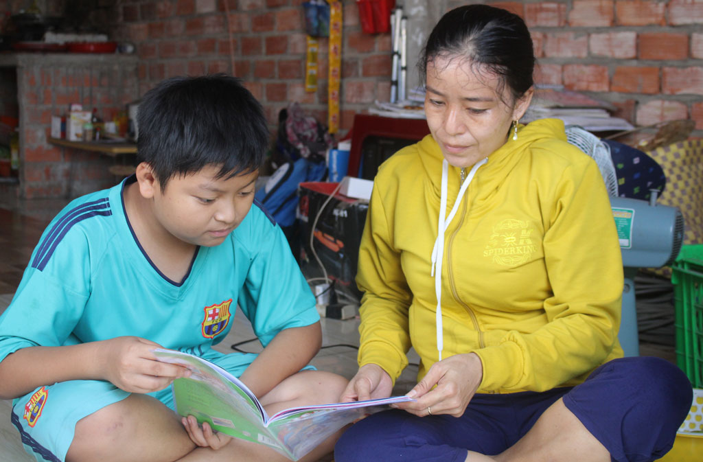 Không chỉ chăm lo phát triển kinh tế, chị Lê Thị Ngọc Hân còn dành thời gian nhắc nhở và kiểm tra bài vở của con mình