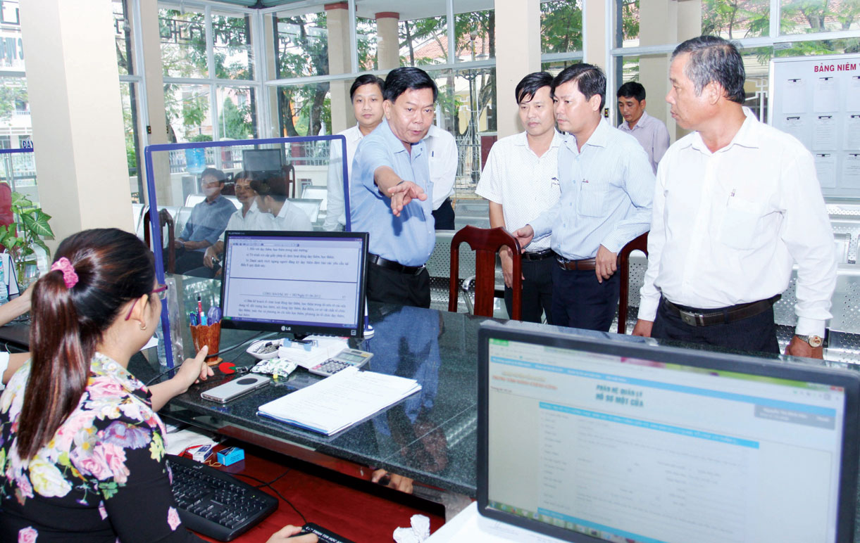 Chủ tịch UBND tỉnh Trần Văn Cần khảo sát công tác cải cách hành chính tại huyện Cần Đước