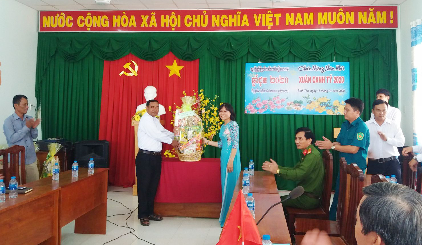 Lãnh đạo xã Thmay tặng quà chúc tết lãnh đạo xã Bình Tân nhân dịp năm mới Canh Tý 2020