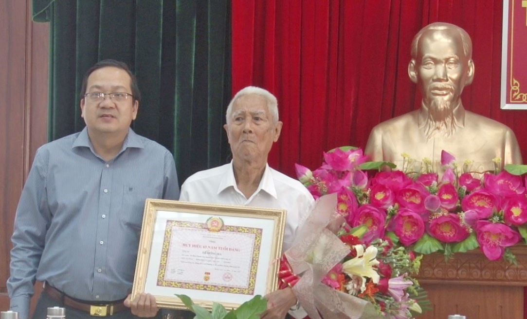Bí thư Thị ủy Kiến Tường - Nguyễn Minh Lâm trao huy hiệu 65 năm tuổi Đảng cho đảng viên Lê Hồng Hà - Đảng bộ phường 2