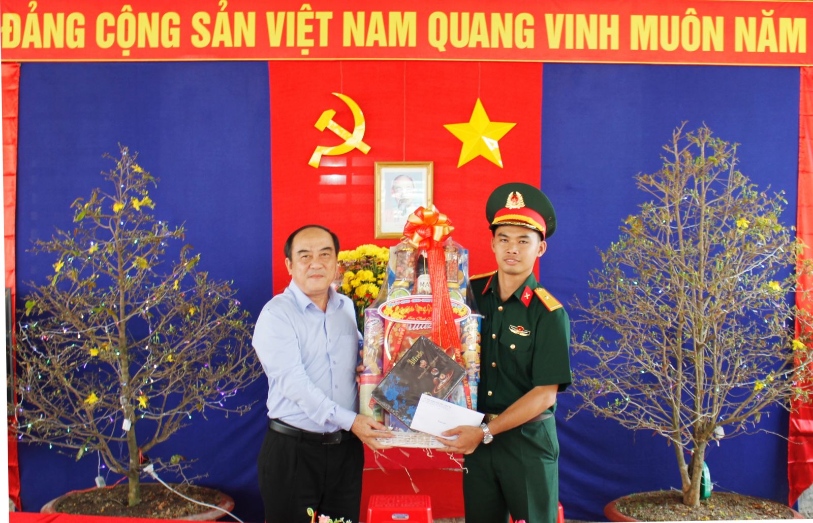 Ông Trương Văn Nọ tặng quà cho Trung đội pháo 105
