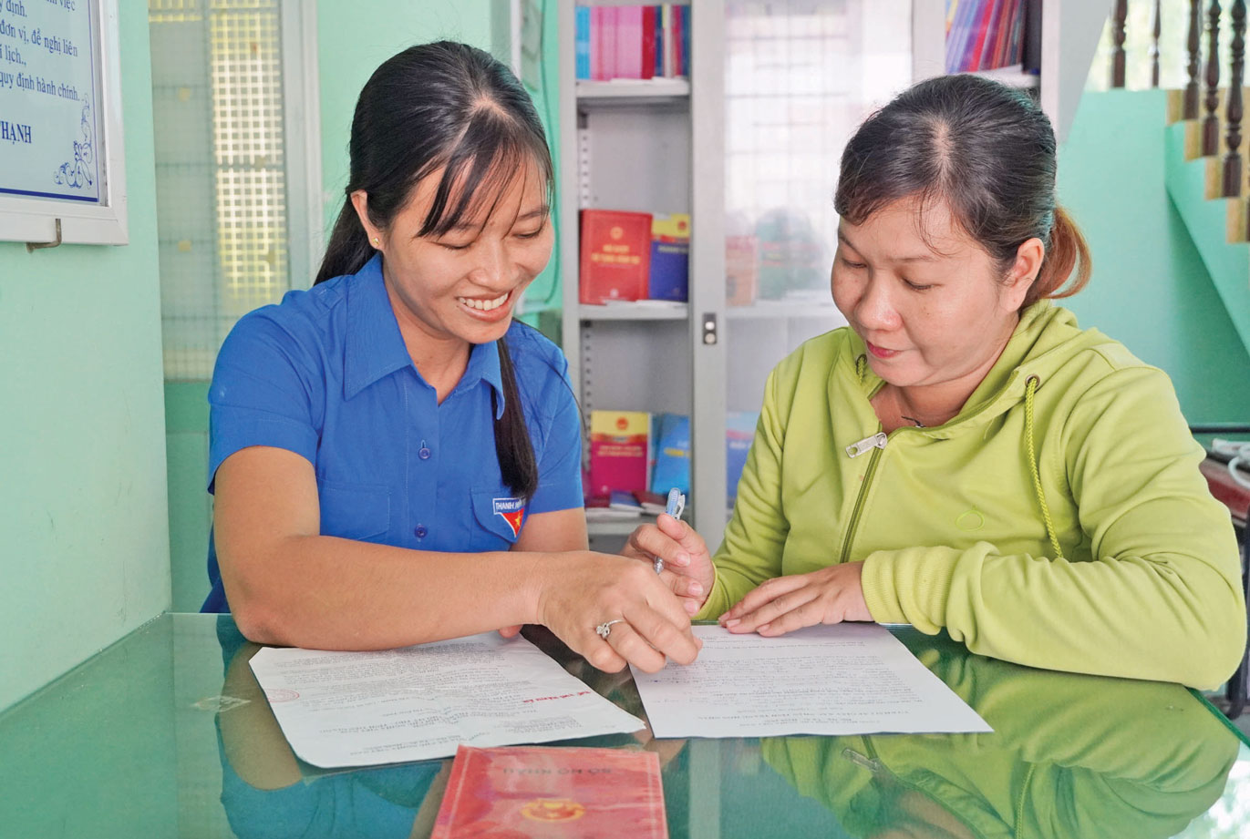 Học tập và làm theo gương Bác, cán bộ,  công chức trong tỉnh niềm nở, tiếp đón nhân dân đến giải quyết các thủ tục hành chính