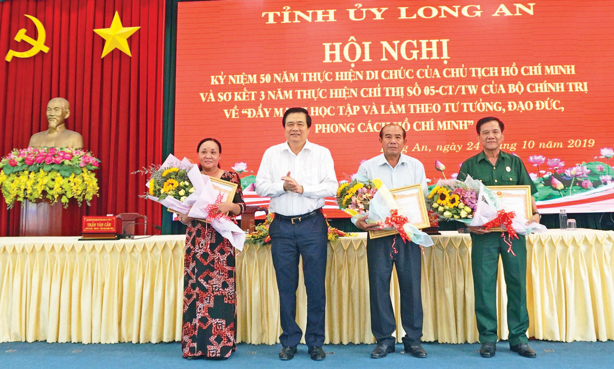 Đại diện xã Tuyên Thạnh, Bí thư Đảng ủy xã - Nguyễn Thị Thanh Hà nhận bằng khen của Thủ tướng tặng tập thể có thành tích qua 3 năm học tập và làm theo tư tưởng, đạo đức, phong cách Hồ Chí Minh do Bí thư Tỉnh ủy, Chủ tịch HĐND tỉnh -  Phạm Văn Rạnh thừa ủy quyền trao tặng