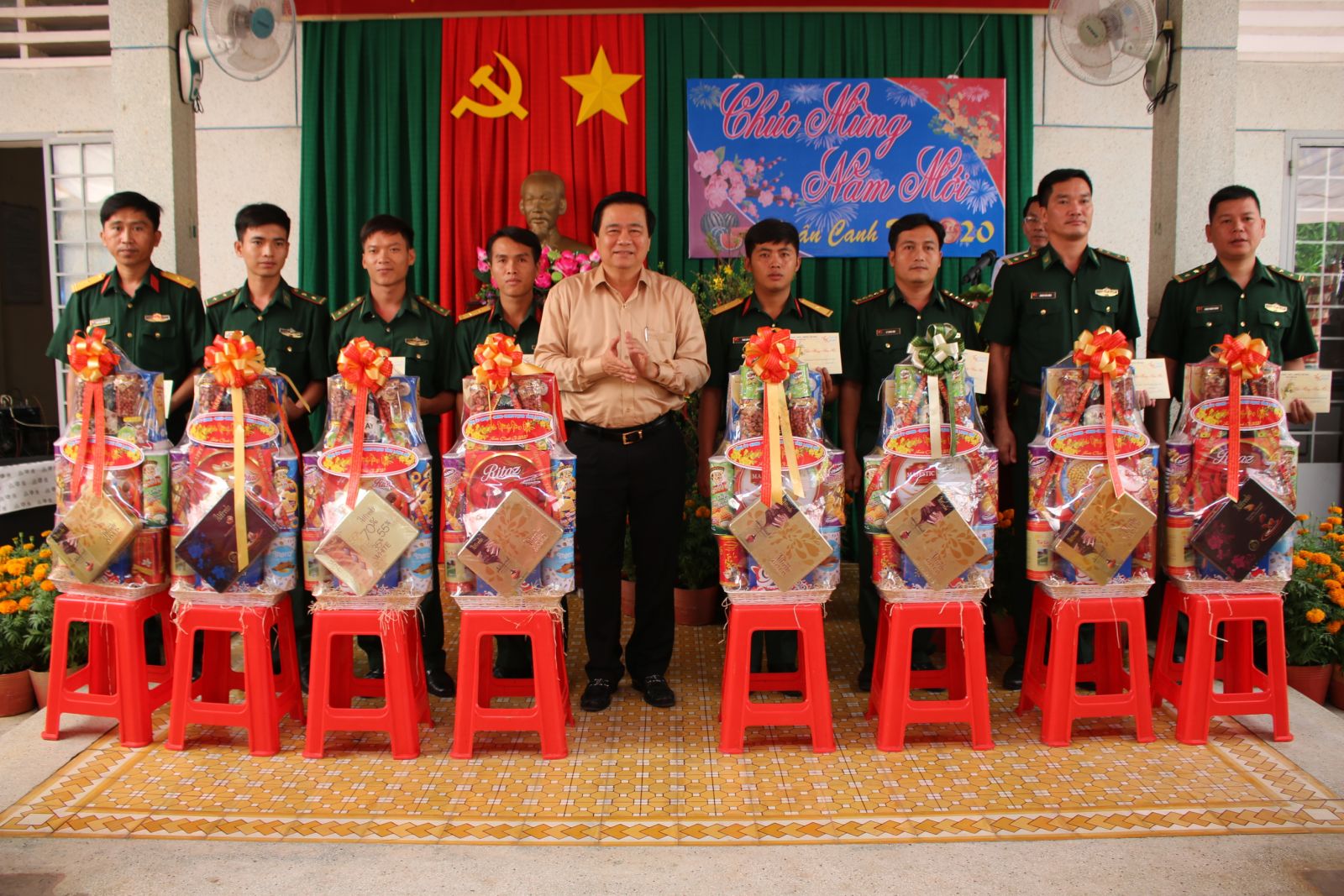 Secretary of the Provincial Party Committee, Chairman of the Provincial People's Council - Pham Van Ranh presents Tet gifts to units