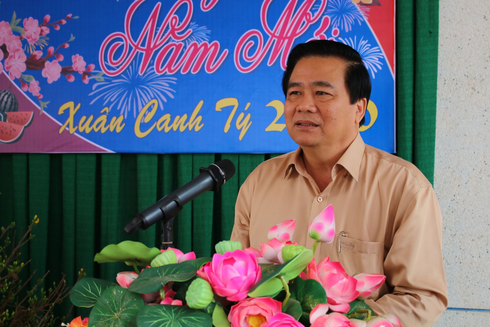 Secretary of the Provincial Party Committee, Chairman of the Provincial People's Council - Pham Van Ranh informs some outstanding results of the socio-economic, national defense and security in 2019 and wishes Tet festival to the forces.