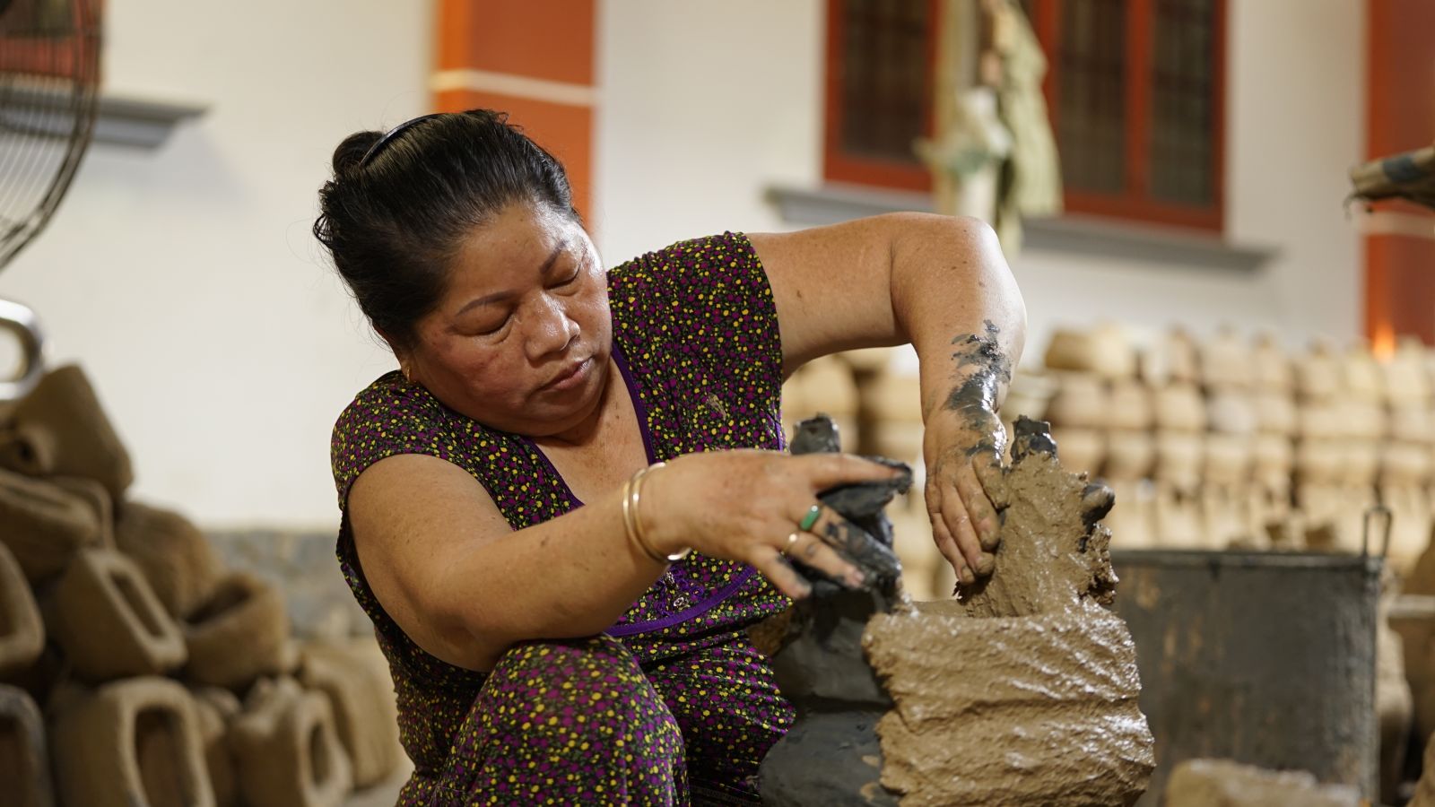 Bó một lớp đất sét trộn trấu bên ngoài cho khuôn, sau đó phơi khô và đổ đồng nóng chảy vào khuôn