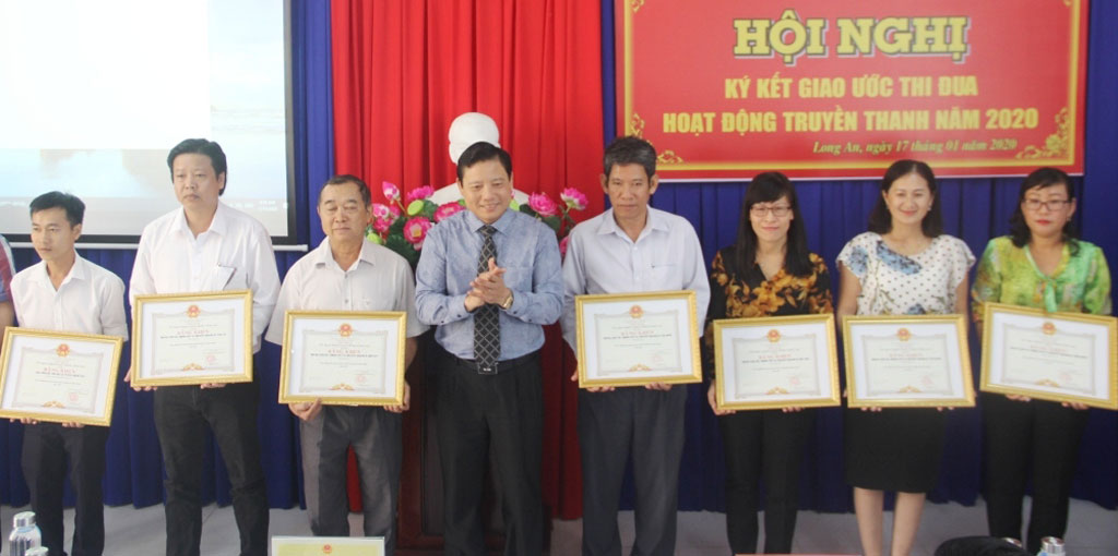 Ký kết giao ước thi đua hoạt động truyền thanh cấp huyện và cấp xã năm 2020