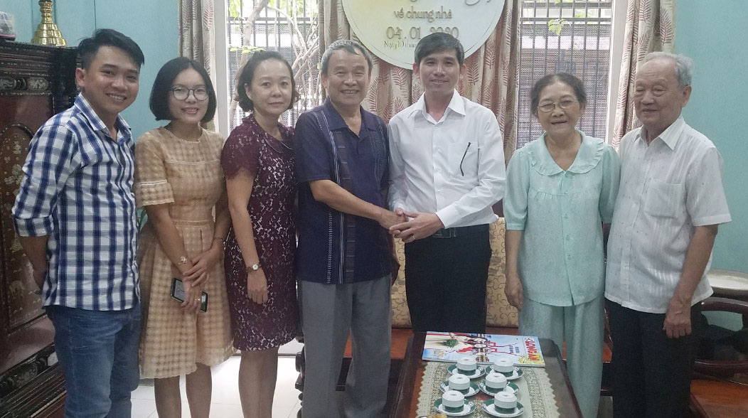 Đoàn chụp ảnh lưu niệm cùng gia đình nhà báo Vương Thừa Bình