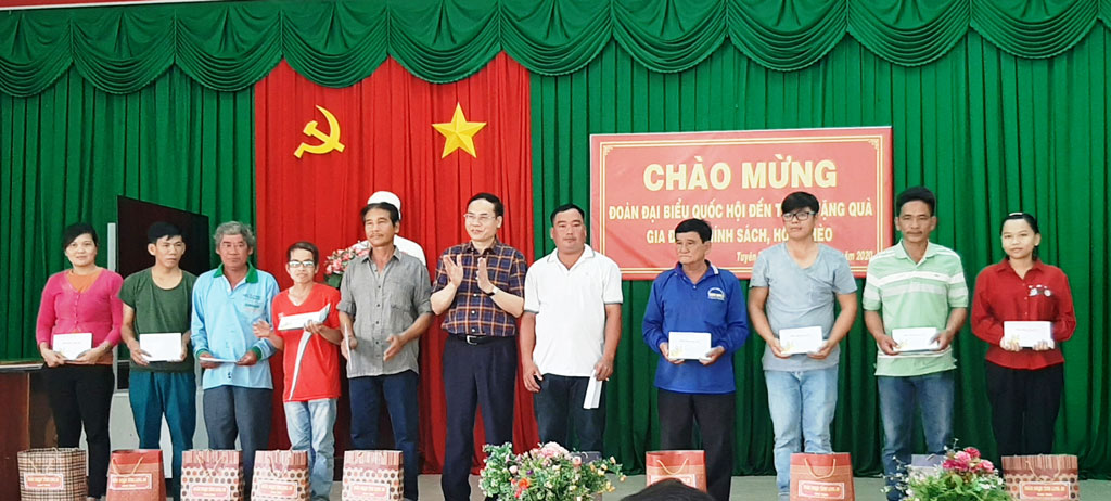 Đại biểu Quốc hội - Hoàng Văn Liên trao quà tết gia đình chính sách và hộ nghèo