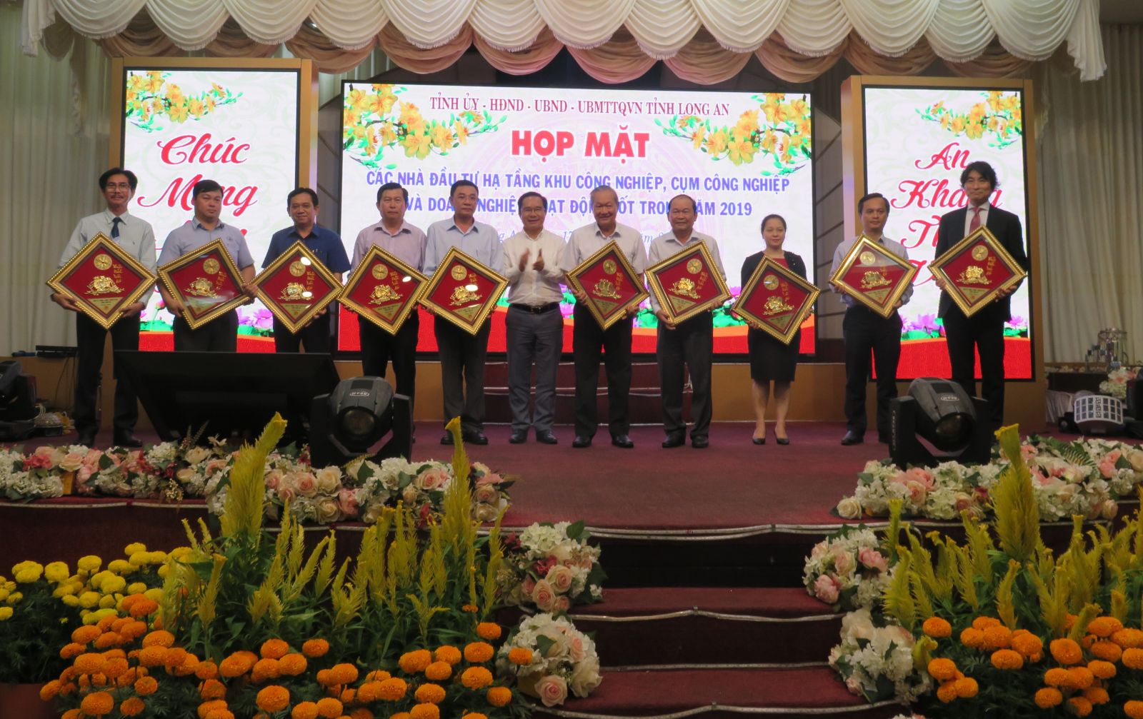 Standing Deputy Secretary of Long An Party Committee - Nguyen Van Duoc offers souvenirs to businesses attending the meeting