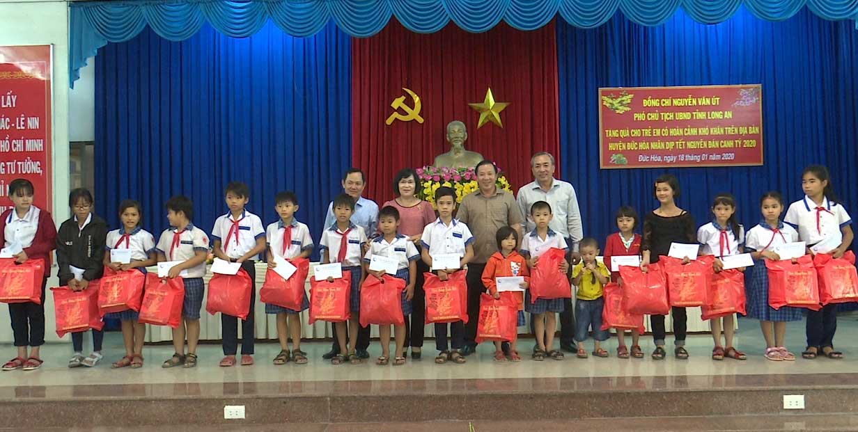 Phó Chủ tịch UBND tỉnh - Nguyễn Văn Út trao quà xuân cho trẻ em có hoàn cảnh đặc biệt khó khăn