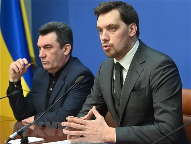 Thủ tướng Ukraine Oleksiy Honcharuk (phải) trong cuộc họp báo tại Kiev ngày 8/1/2020. (Nguồn: AFP/TTXVN)