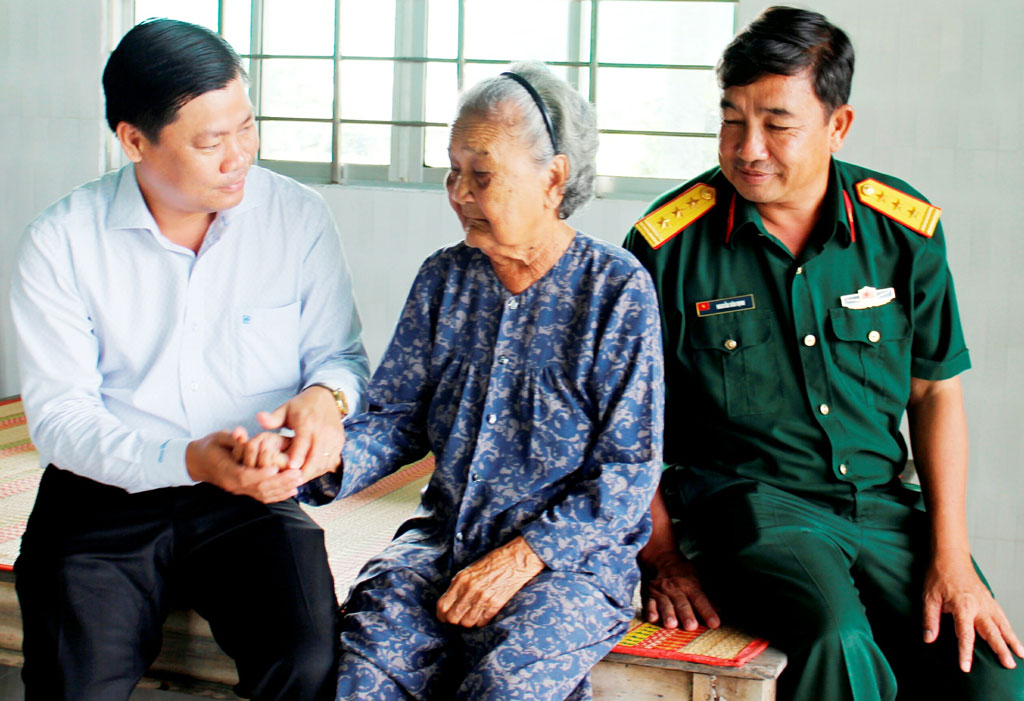 Chủ tịch UBND huyện Cần Đước - Huỳnh Văn Quang Hùng (bìa trái) thăm, tặng quà Mẹ Việt Nam Anh hùng trên địa bàn huyện