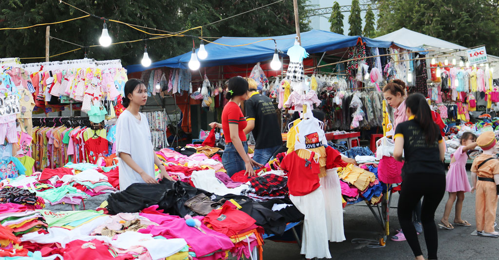 Gần tết, các tiểu thương ở chợ đêm Tân An tăng cường hàng hóa để phục vụ nhu cầu mua sắm của người dân
