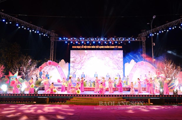 A dance the opening ceremony of the Peach Blossom Festival of Lang Son province on January 19 (Photo: baolangson.vn)