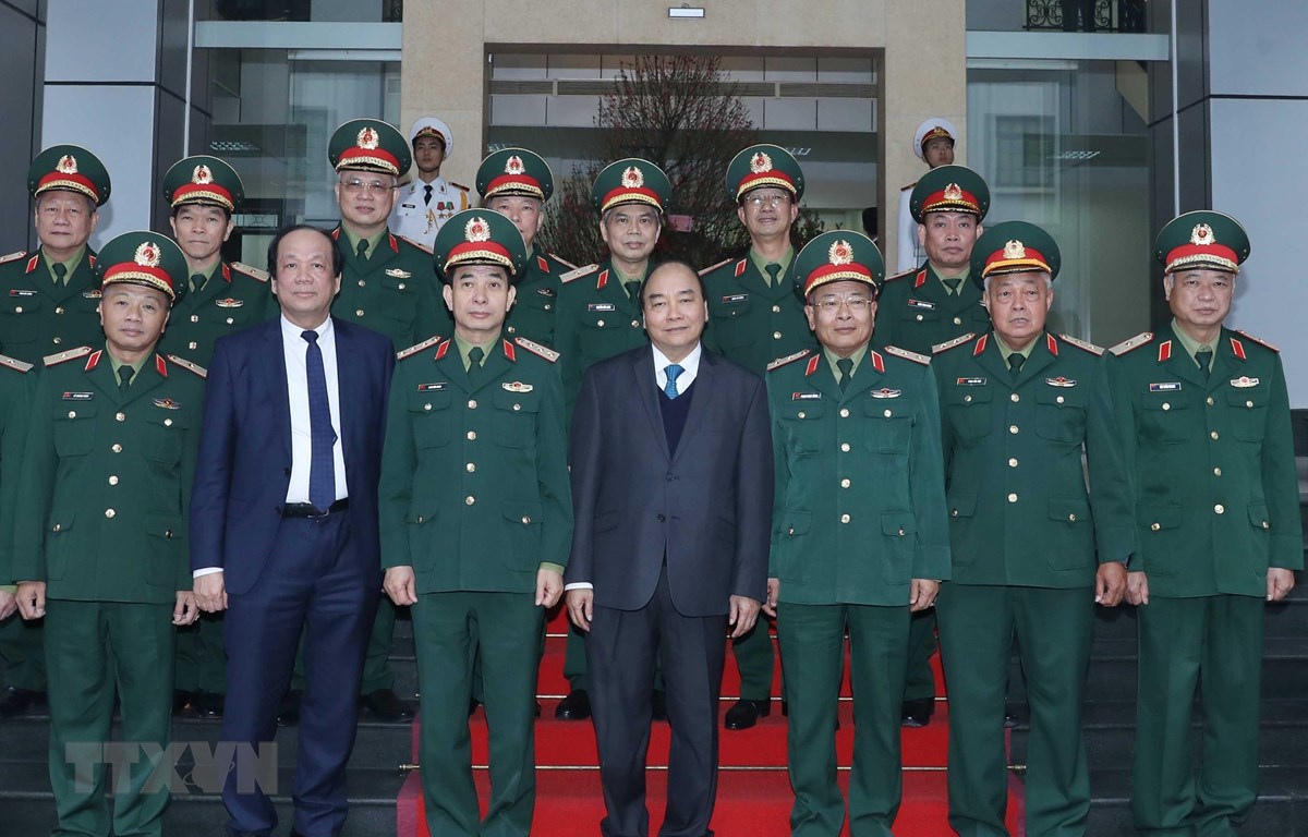 Thủ tướng Nguyễn Xuân Phúc đến thăm, kiểm tra công tác sẵn sàng chiến đấu và trực Tết Nguyên đán Canh Tý 2020 tại Tổng cục II, Bộ Quốc phòng. (Ảnh: Thống Nhất – TTXVN)
