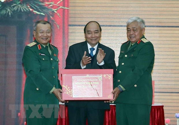 Thủ tướng Nguyễn Xuân Phúc tặng quà cho cán bộ, chiến sĩ Tổng cục II, Bộ Quốc phòng. (Ảnh: Thống Nhất/TTXVN)