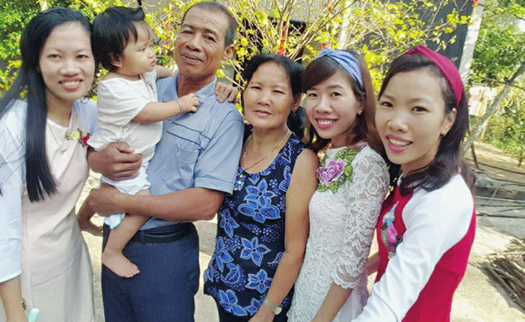Gia đình chị Nguyễn Thị Tố Loan hạnh phúc bên nhau trong những ngày tết